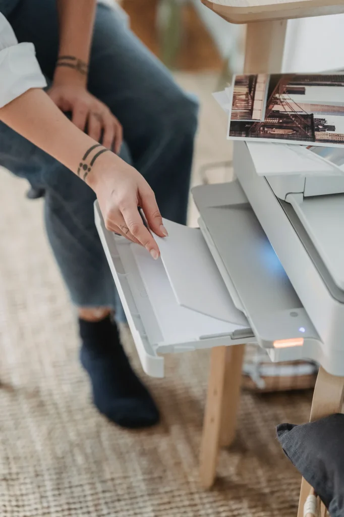 Monteur van Copcom voert onderhoud uit aan multifunctional